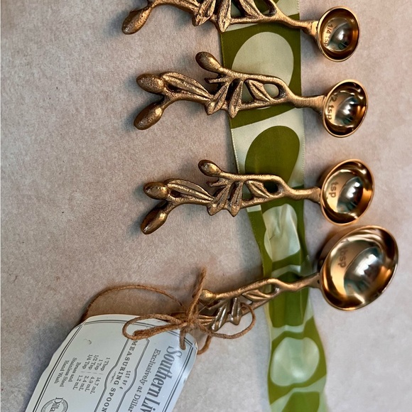 Southern Living Ornate Gold Measuring Spoons - Picture 5 of 7